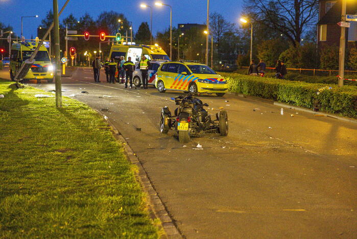 Driewielmotor op de kop na botsing met lantaarnpaal