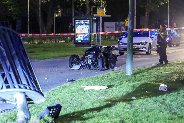 Driewielmotor op de kop na botsing met lantaarnpaal