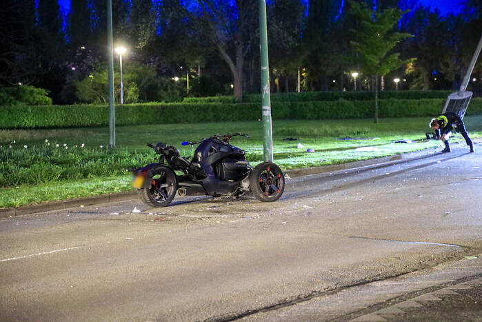 Driewielmotor op de kop na botsing met lantaarnpaal
