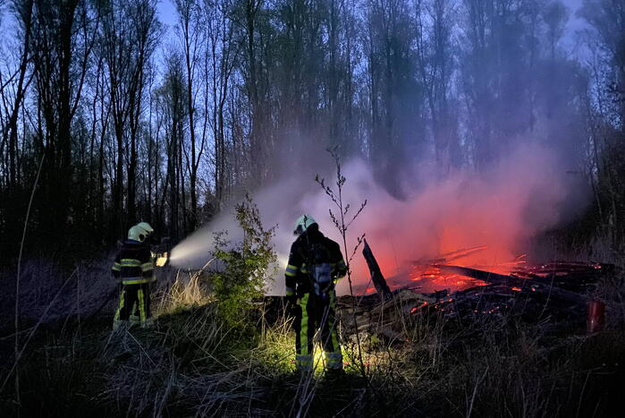Stapel met hout vliegt in brand