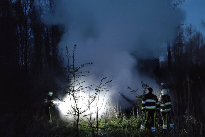 Stapel met hout vliegt in brand