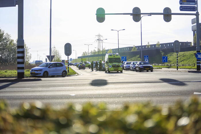 Kop-staartbotsing op afrit van snelweg