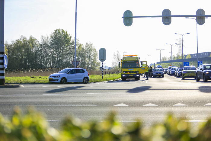 Kop-staartbotsing op afrit van snelweg