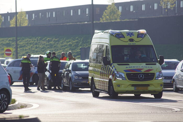 Kop-staartbotsing op afrit van snelweg