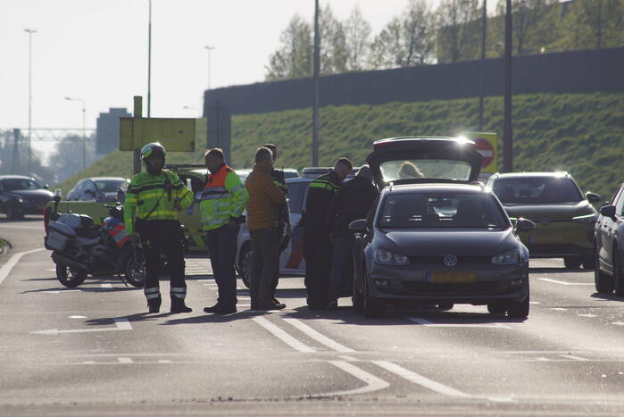 Kop-staartbotsing op afrit van snelweg