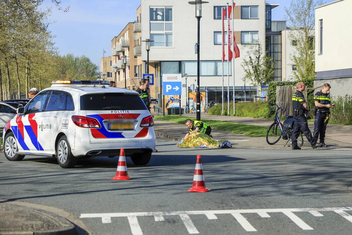 Vrouw op fiets geschept door personenauto