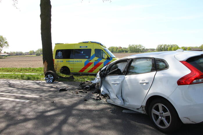 Automobilist gewond bij botsing tegen boom