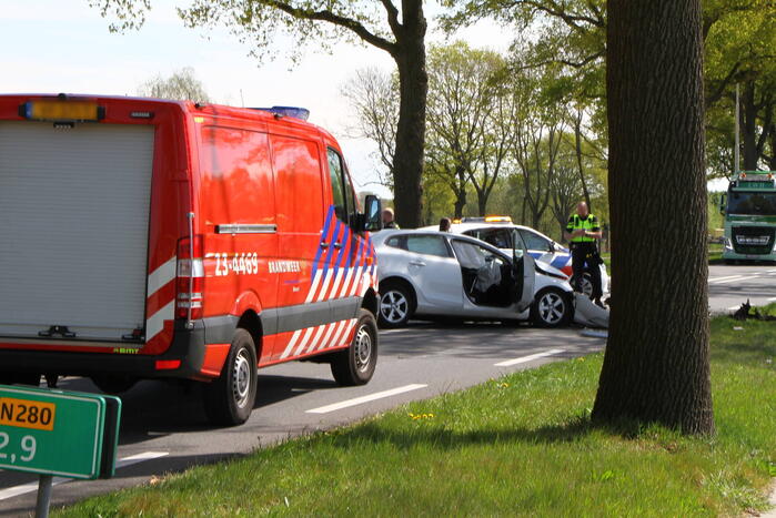 Automobilist gewond bij botsing tegen boom