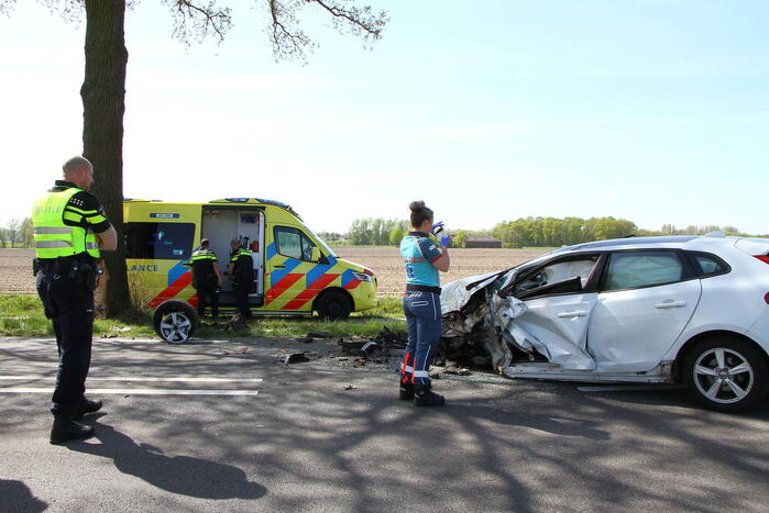 Automobilist gewond bij botsing tegen boom