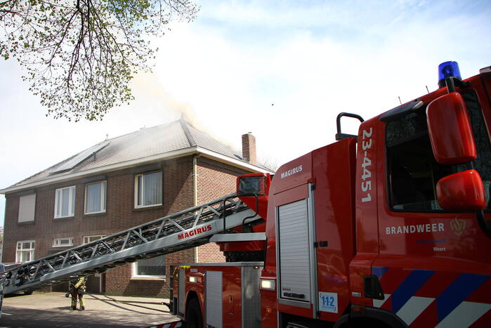 Veel rook bij uitslaande woningbrand