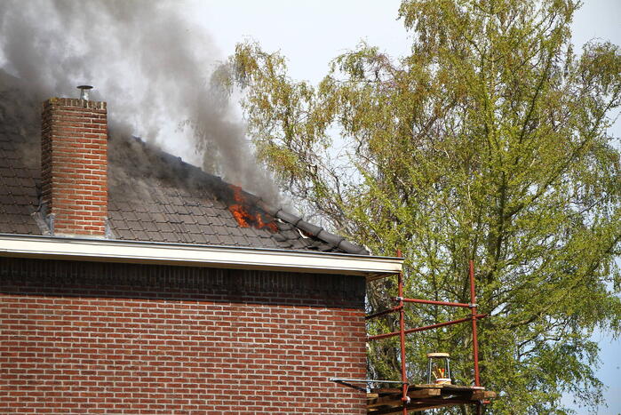 Veel rook bij uitslaande woningbrand