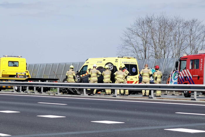 Auto belandt op zijn kop bij ongeval