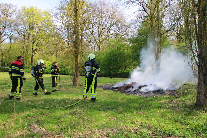 Veel rook bij brand in bult riet Rengerspark