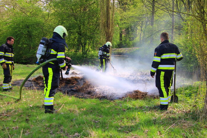 Veel rook bij brand in bult riet Rengerspark