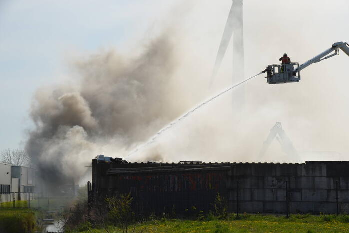 Veel rook bij brand metaalbedrijf
