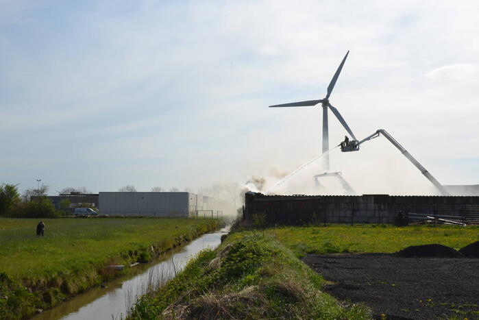 Veel rook bij brand metaalbedrijf