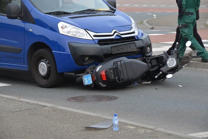 Scooter belandt onder bestelbus