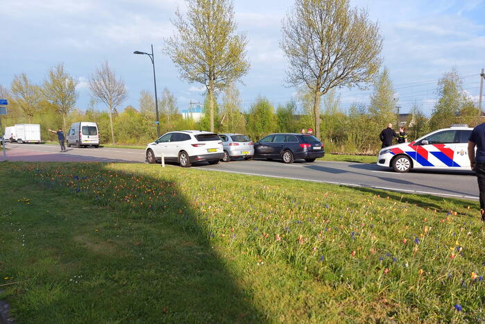 Twee auto botsen met elkaar