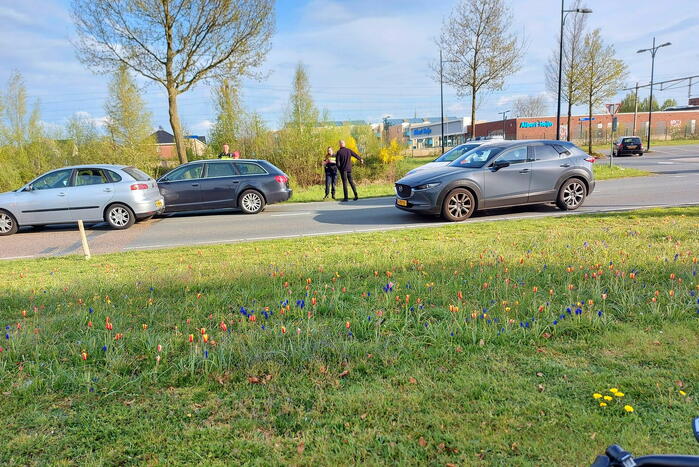 Twee auto botsen met elkaar