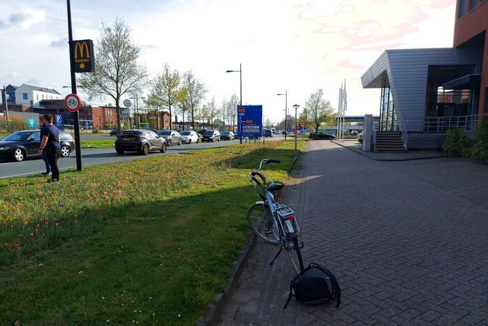 Twee auto botsen met elkaar