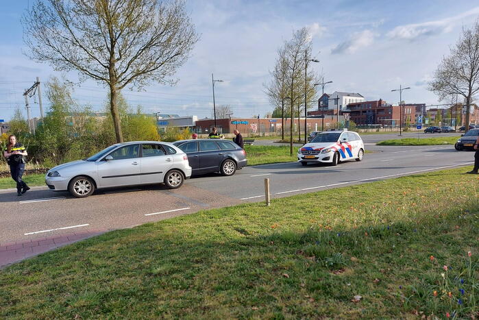 Twee auto botsen met elkaar