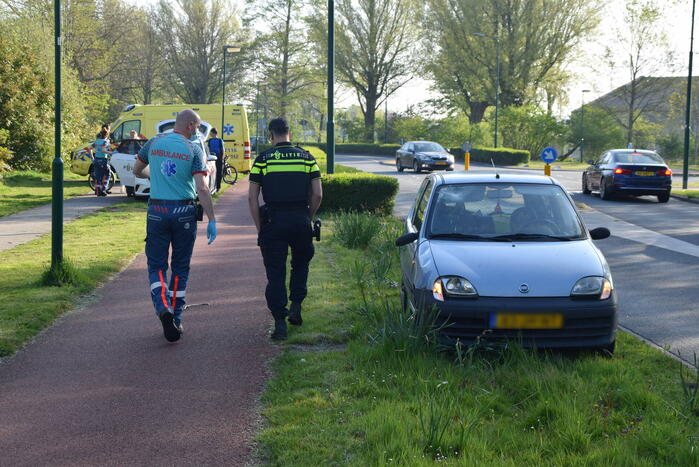 Jongeman op fiets vliegt over motorkap van auto