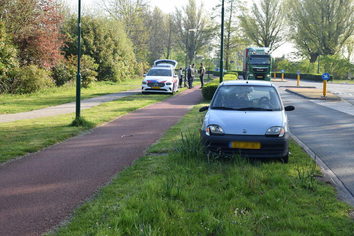 Jongeman op fiets vliegt over motorkap van auto
