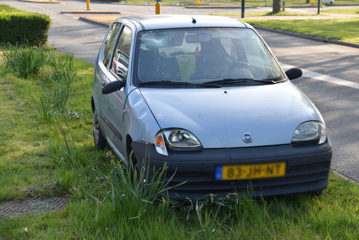 Jongeman op fiets vliegt over motorkap van auto