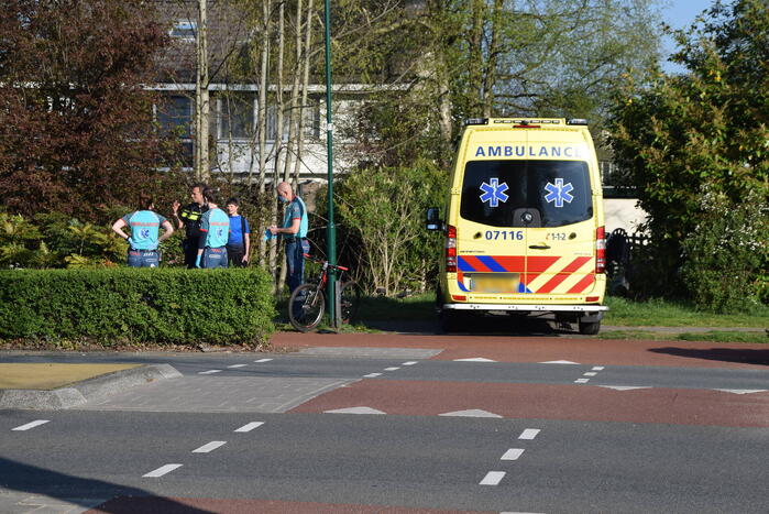 Jongeman op fiets vliegt over motorkap van auto