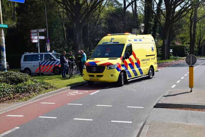 Jongedame op fiets aangereden door auto