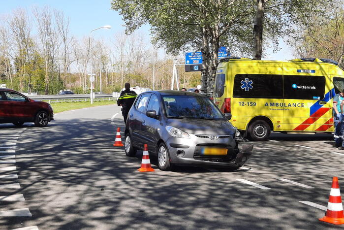 Twee personenwagens betrokken bij botsing op kruising