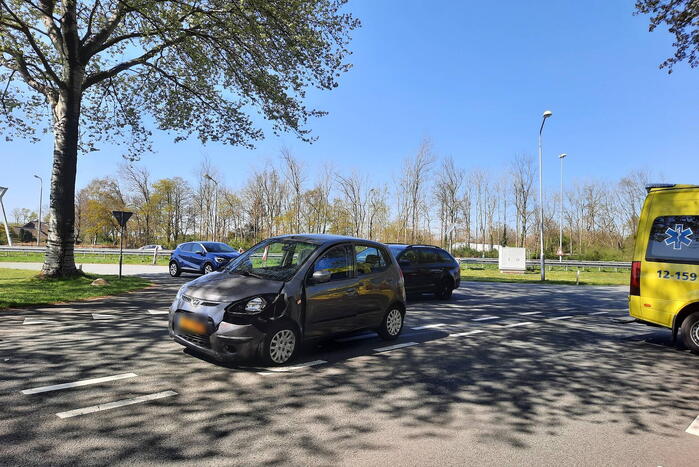 Twee personenwagens betrokken bij botsing op kruising