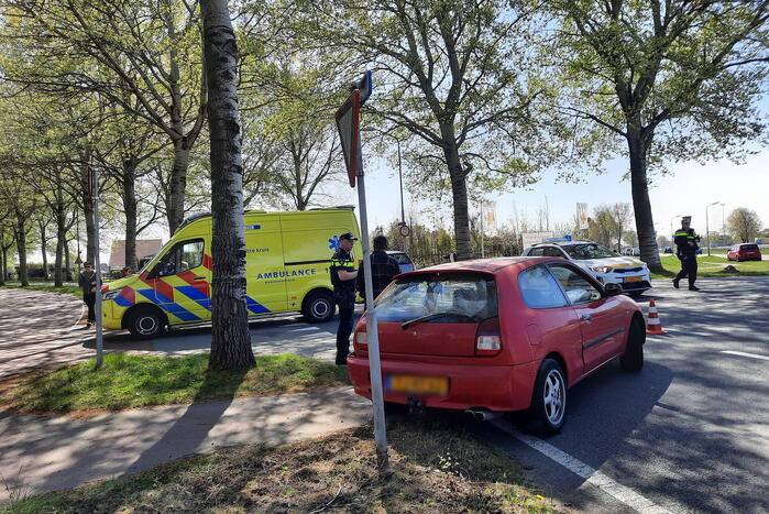 Twee personenwagens betrokken bij botsing op kruising
