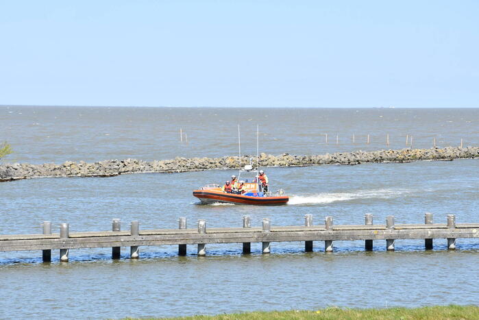 Brandweer haalt persoon uit het Markermeer