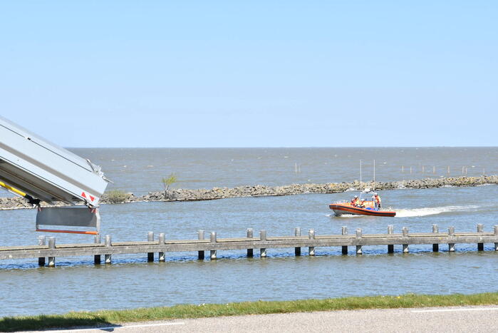 Brandweer haalt persoon uit het Markermeer