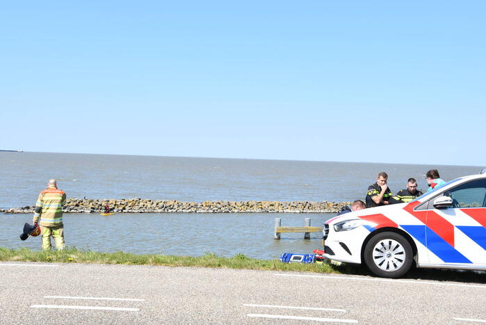 Brandweer haalt persoon uit het Markermeer