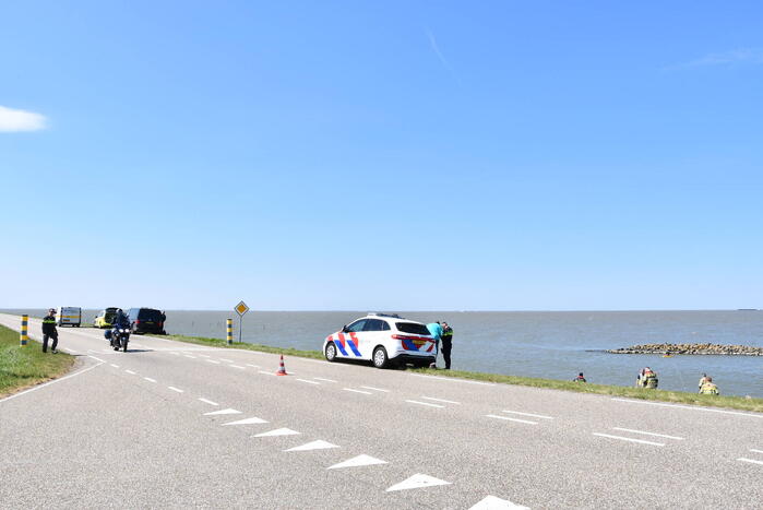 Brandweer haalt persoon uit het Markermeer