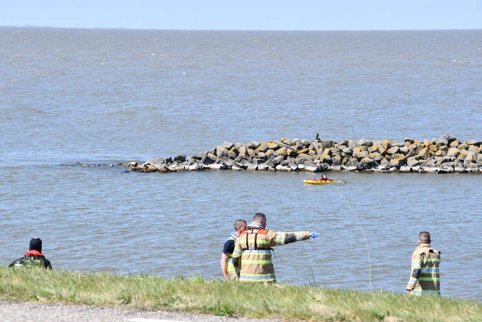 Brandweer haalt persoon uit het Markermeer