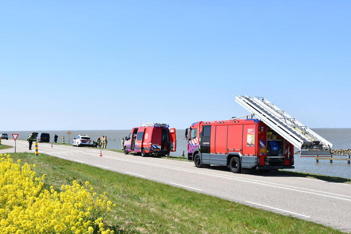 Brandweer haalt persoon uit het Markermeer