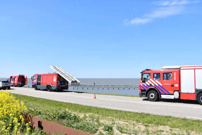 Brandweer haalt persoon uit het Markermeer