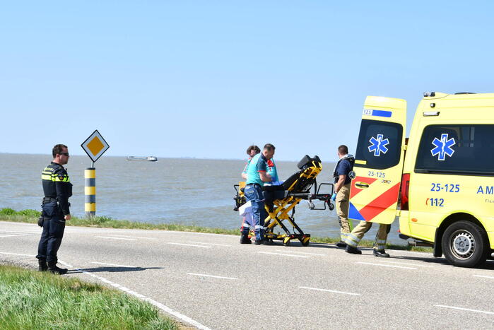 Brandweer haalt persoon uit het Markermeer