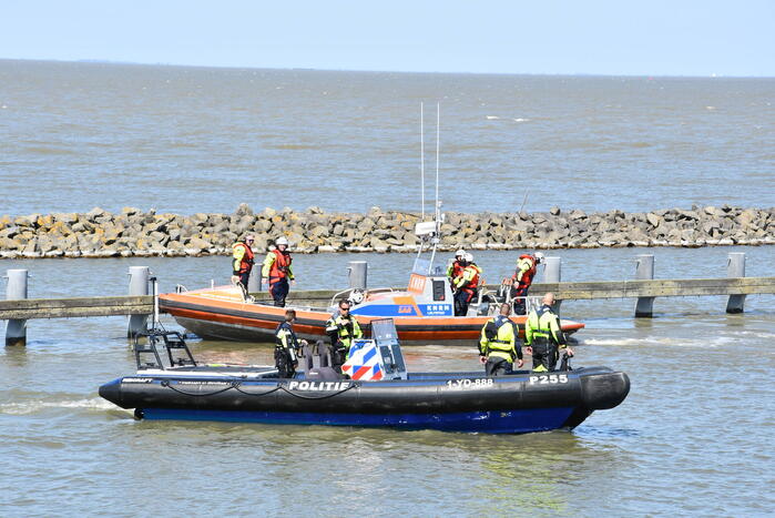 Brandweer haalt persoon uit het Markermeer