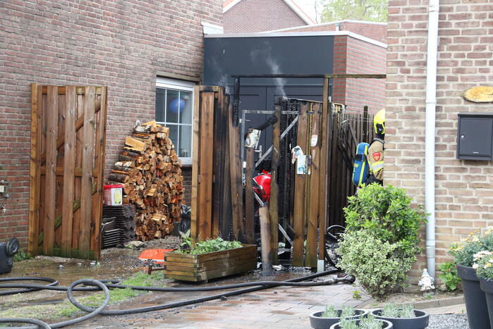 Brand slaat van kliko over op schutting
