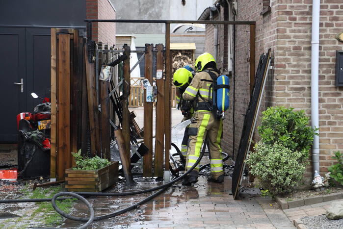 Brand slaat van kliko over op schutting