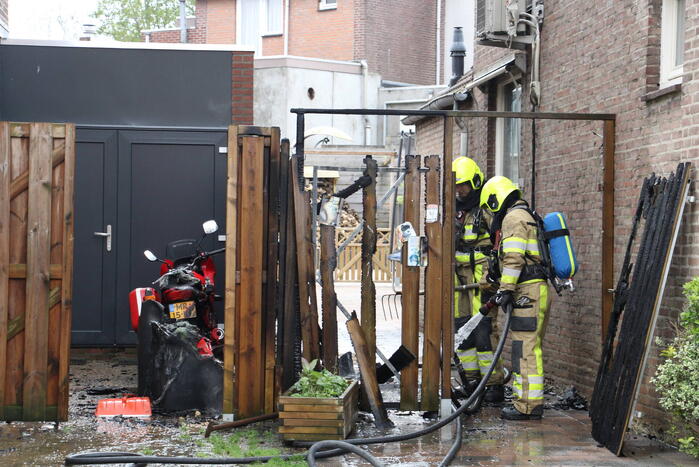 Brand slaat van kliko over op schutting