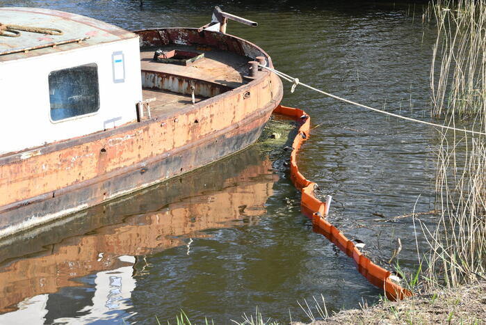 Dertig volle blauwe vaten aangetroffen op illegaal aangemeerd schip