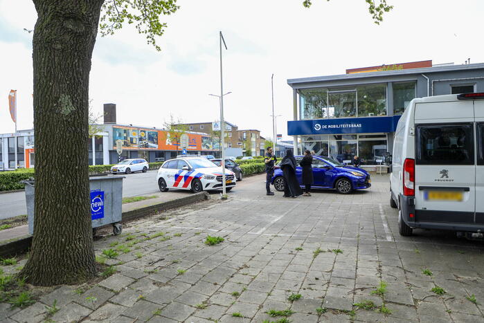 Motorrijder gaat onderuit bij schrikreactie van auto