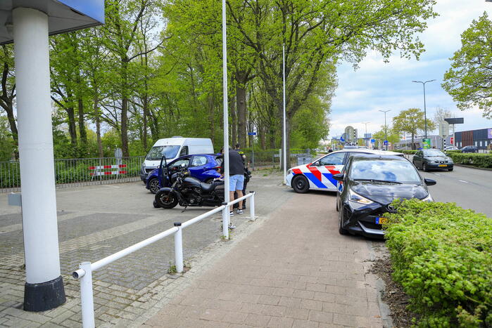 Motorrijder gaat onderuit bij schrikreactie van auto