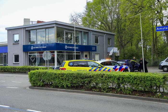 Motorrijder gaat onderuit bij schrikreactie van auto