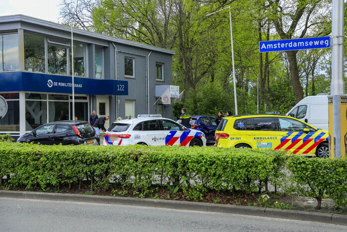 Motorrijder gaat onderuit bij schrikreactie van auto